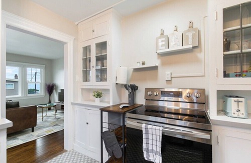 North Admiral Apartment | Charming Retro Modern Steps from the Beach.