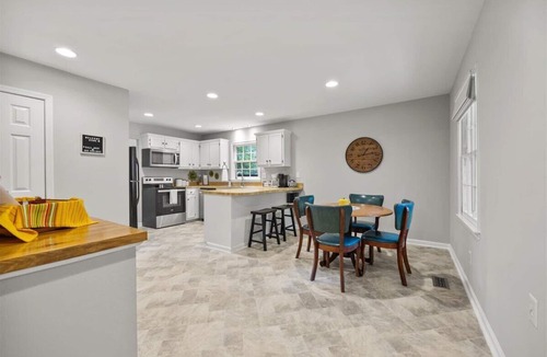 North Raleigh House | Charming Sawmill Ranch: King Bed & Large Fenced Yard
