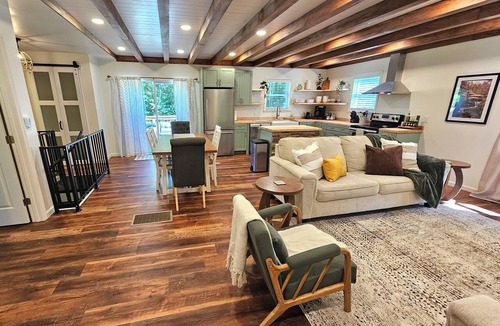 Confluence House | Charming, streamside, 3-bedroom country house in Confluence!