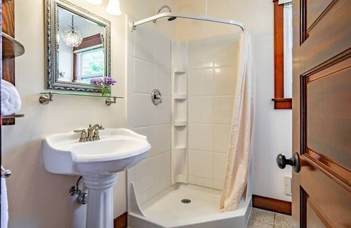 Broadway Hotel | Charming Studio in Renovated BnB - Rm2