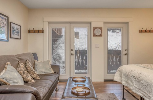 Alyeska Apartment | Charming studio with cable TV, shared washer/dryer & mountain views