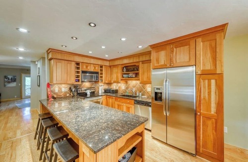Baldy Mountain House | Charming townhouse with mountain views, balcony & private laundry