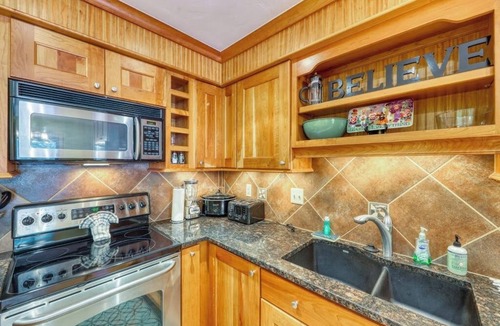 Baldy Mountain House | Charming townhouse with mountain views, balcony & private laundry