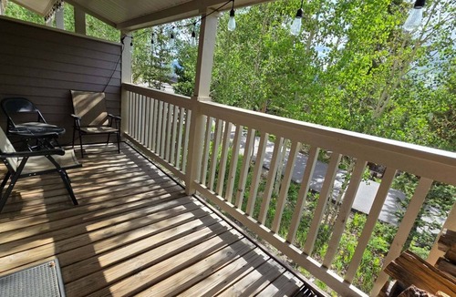 Baldy Mountain House | Charming townhouse with mountain views, balcony & private laundry