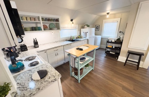York House | Charming Upstairs Historic Downtown 1BR | Near WWU