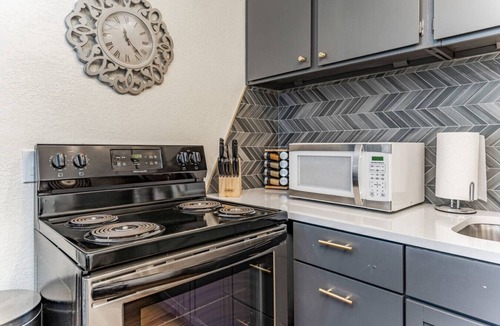 Wichita Apartment | Chic 1BR Near Old Town & Wichita State Univ + WIFI