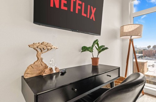 Koreatown Apartment | Chic & Bright, Free Parking, Hot tub + Gym