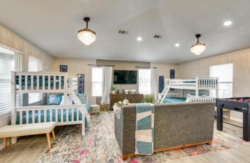 Crystal Beach Apartment | Chic Crystal Beach Home with Deck Walk to the Ocean