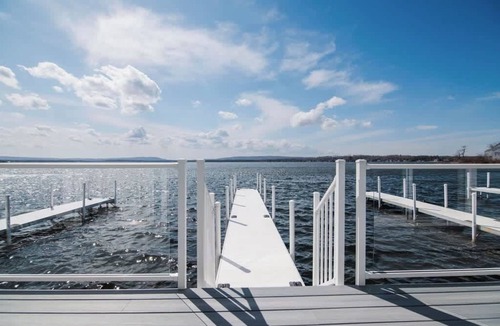 Oden House | Chic Lakefront Getaway W/Hot tub + Kayaks!