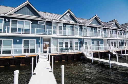 Oden House | Chic Lakefront Getaway W/Hot tub + Kayaks!