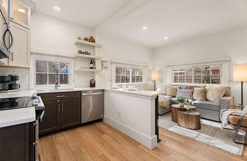 Martinez Park House | Chic Luxury Retreat – Old Town Carriage House