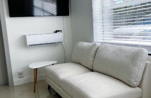 Lake Worth House | Chic suite by the Beach