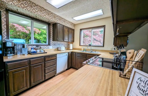 Bellingham House | Chuckanut Mid-Century Retreat - Island View