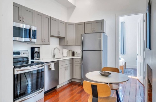 Faubourg Delachaise Apartment | Classy Magazine St Apartment | Parking + Laundry