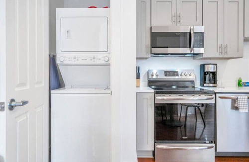 Faubourg Delachaise Apartment | Classy Magazine St Apartment | Parking + Laundry