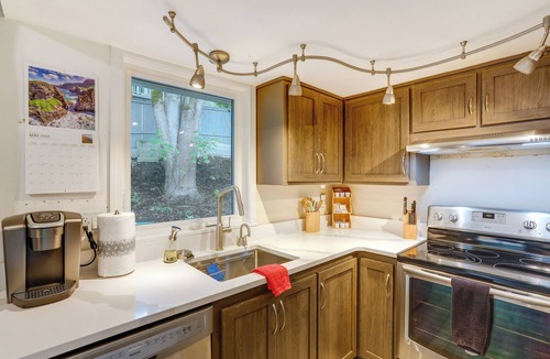 Inglewood House | Close to Light Rail! Sammamish Home w/ Hot Tub