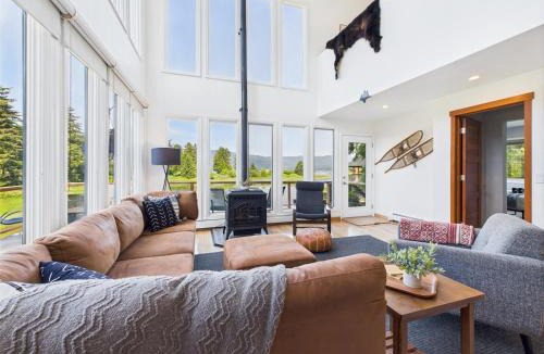 Juneau House | Coastal Escape w Sauna, Soaking Tub & Bay Views