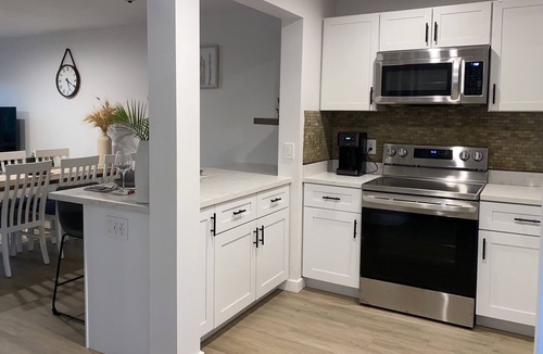 Kahana House | Coastal Paradise 🏝️ Private 3 Bedroom - AC, Pool, Spa, Beach, WFH