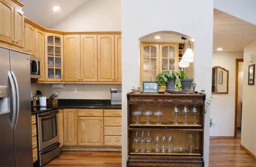 Coupeville House | Coastal Retreat Walk to Beach+Pool Access 2 King Beds