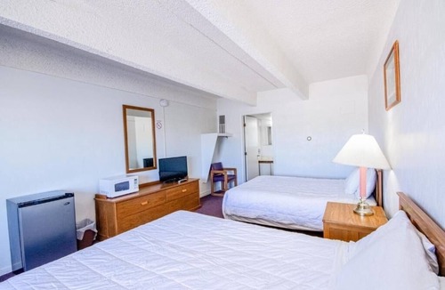 Osborne Hotel | Comfortable 2-Bedroom Unit w/Desk – Perfect for Working Travelers