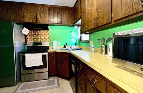 Brooklyn Park House | Comfortable 2BR Home with Balcony & Yard, Brooklyn Park, Fast WiFi