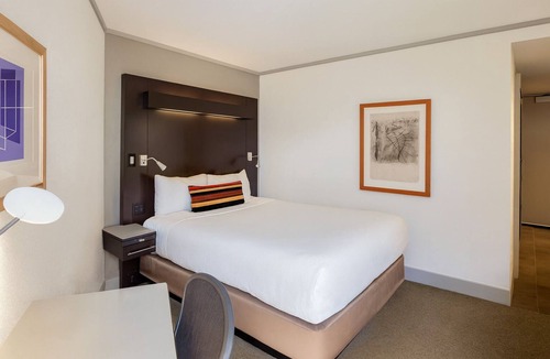 East Cambridge Hotel | Comfortable Cambridge Room w/River Views & Indoor Pool - MIT Nearby