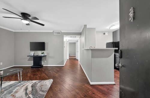Voth Apartment | Comfortable Kingsgate 2BR