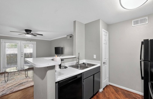 Voth Apartment | Comfortable Kingsgate 2BR