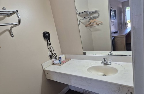 Chickamauga Hotel | Comfortable Room Minutes from Top Attractions – Gem in Chickamauga