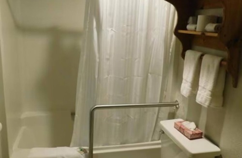Packwood Hotel | Comfortable Stay w/Free Parking | Skate Creek Park - 1.6 miles away