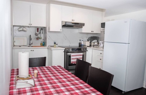 Richmond Hill House | Comfortable Two Bedroom Basement Suite with Full Kitchen Bathroom and Queen Beds