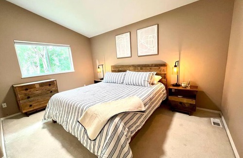 Turnagain House | Contemporary Turnagain Townhome