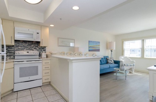 Wrightsville Beach Condo | Convenient 1BR Condo Steps from Johnnie Mercer’s