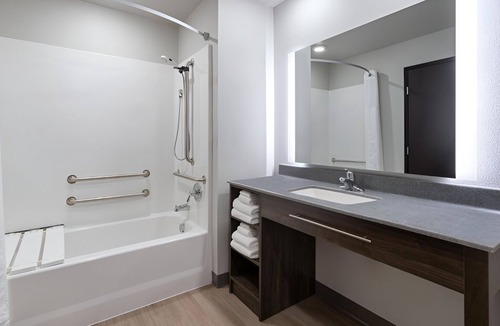 Nampa Hotel | Convenient Location and Spacious Room Near Lake Lowell - 3 Units with Kitchen!