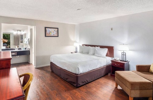 Renton Hotel | Convenient Stay w/Work Desk + Easy Access to Seattle and Major Highways