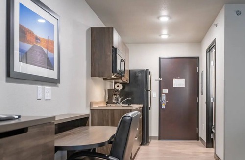 Wenatchee Hotel | Conveniently Located 3 Unit w/Cooking Space – Ideal for Families & Couples