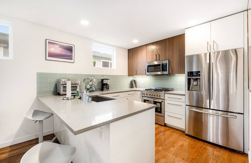 Fremont House | Corner Townhome with Rooftop Deck - Free WiFi & Washer/Dryer - Walker’s Paradise