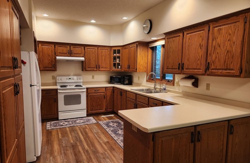 Hutchinson House | Country Home Sleeps 6 Adults, Lg Living & Kitchen Fire Pit, Crow River Winery