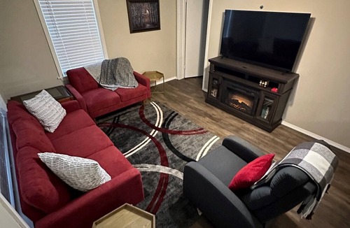Flippin House | Country Quiet with Close-to-Town Convenience