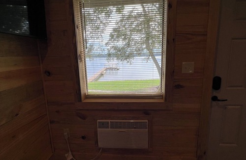 Sondheimer House | Cozy 1 bedroom, 2 queen beds with sofa couch lakefront Eagle Lake Getaway