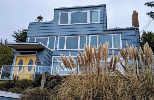 Alki Apartment | Cozy 1-bedroom apt overlooking Puget Sound, Olympic mtns, Alki Beach, Seattle
