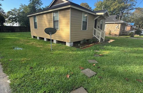 Mid City North House | Cozy 2-bedroom home near Southern University, LSU and the interstate.