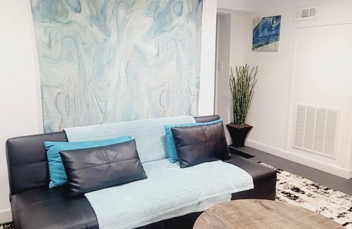 Brighton House | Cozy 2br bottom unit steps from Light Rail train, 15min from downtown/airport