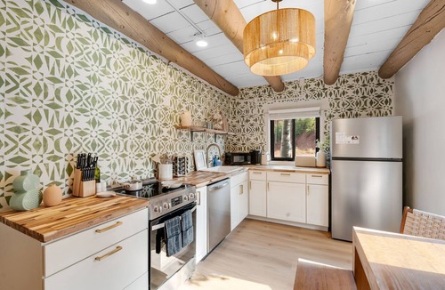 Manitou Springs Apartment | Cozy 2BR in Manitou Springs, Walk Downtown