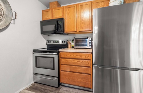 Galvin House | Cozy 3BR modern farmhouse in Rochester with stone fireplace, fenced yard, and easy I-5 access.
