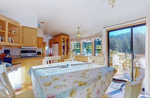 Brookings Cabin | Cozy abode steps from the beach with a private hot tub and nautical theme