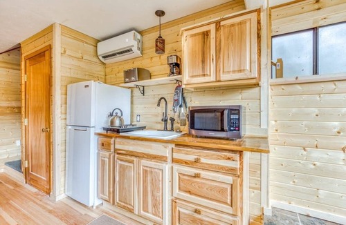 Stevenson Apartment | Cozy Blueberry Cottage Studio king bed, kitchenette,