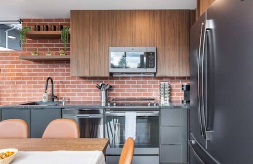 Minor House | Cozy Brand New 2B2B Space Needle View Pet Friendly