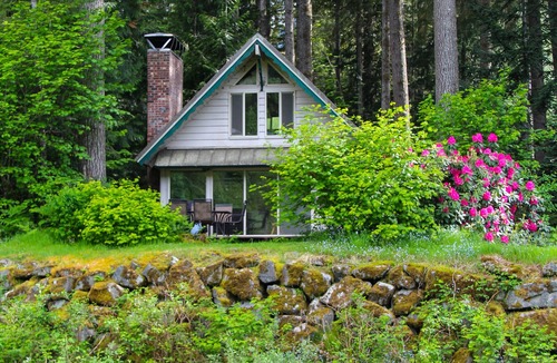 Skykomish Cabin | COZY CABIN ON THE SKY RIVER LOOKING UP AT THE WILD SKY WILDERNESS