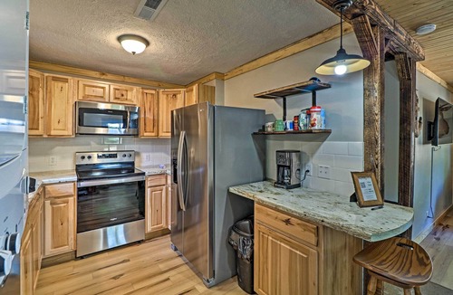 Elizabeth Cabin | Cozy Cabin w/Backyard Oasis: 11 Mi to Marina